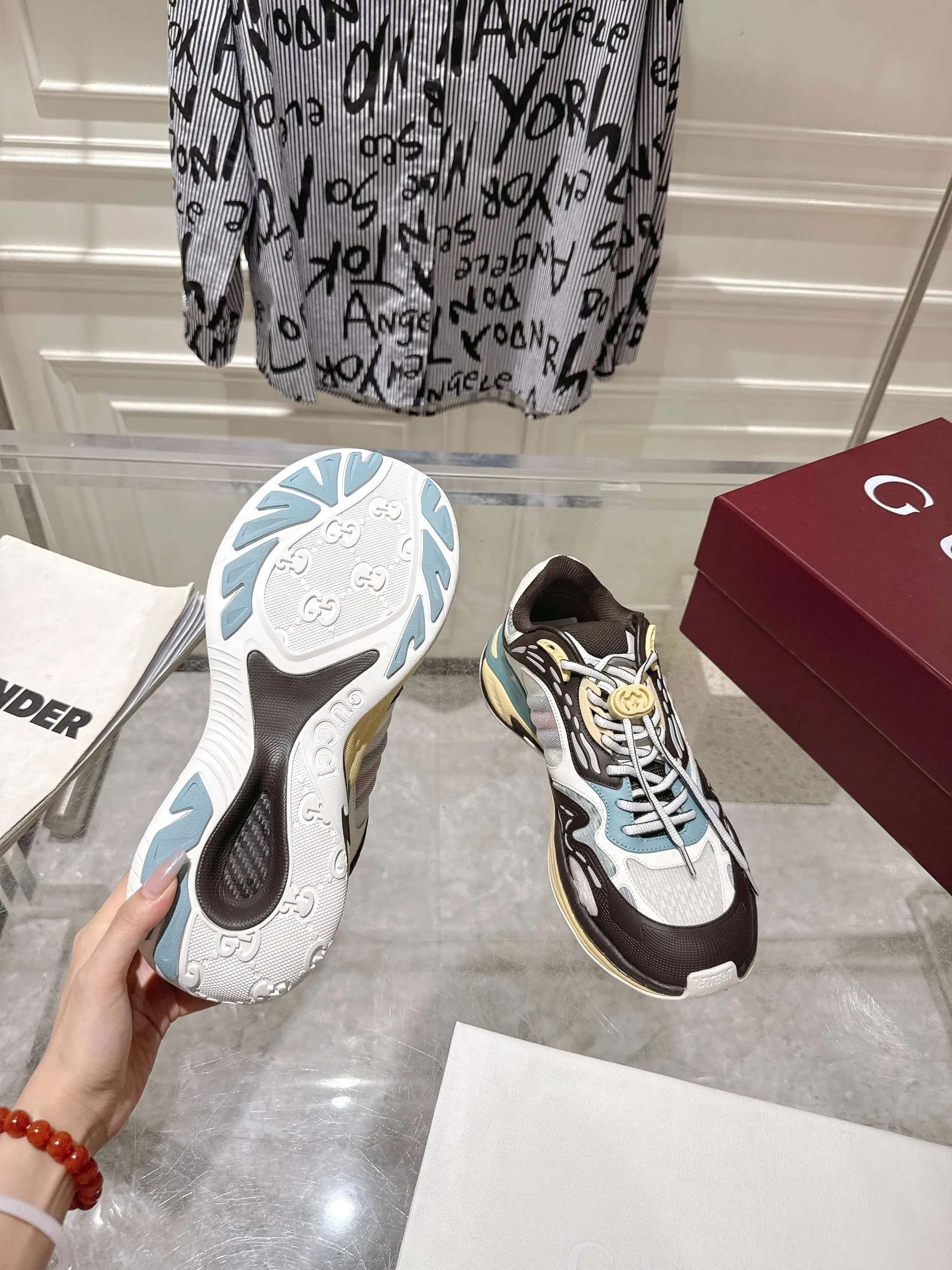 👟👟Ex-factory price 980👟👟Upgraded version with airplane case Gucci Gucci 25ss hot new style couple style retro sports shoes dad shoes This Gucci 2.0 reinterprets the brand's iconic striped webbing elements. This new interpretation of iconic details uses EVA thick soles with a smart silhouette, bringing a stable and comfortable wearing experience. Delivered in exquisite packaging. Fabric: Made of original imported cowhide/technical fabric. Inner foot pad: Breathable mesh. Heel height: 4cm. Sole: Original customized ultra-light foam rubber outsole. Size: 35-45 (women's size 40, men's size 45, custom-made, non-returnable)